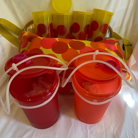 Tupperware Vintage Picnic Set, Insulated 2 strap shoulder bag with Polka Dots - Picture 3 of 13